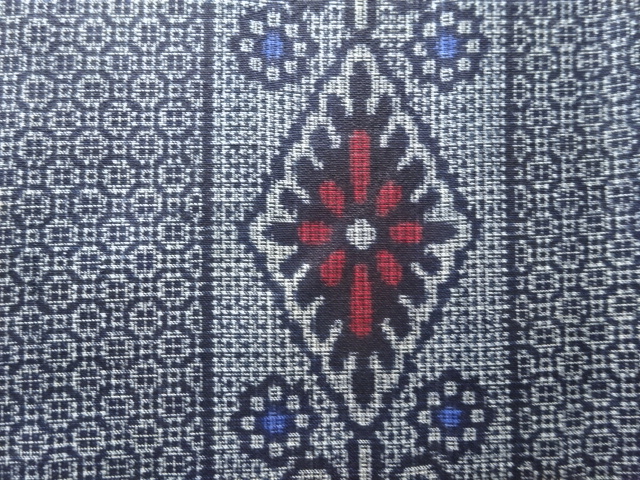 アンティーク　華紋織り出し本場正藍泥染大島紬着物(割り込み絣)